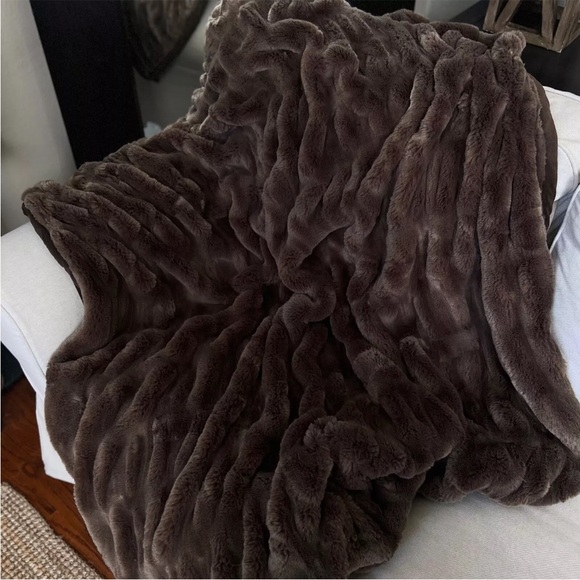 RARE Pottery Barn Ruched Faux Fur Throw Blanket 50x60 Mocha Chocolate Brown Bear - Picture 6 of 12